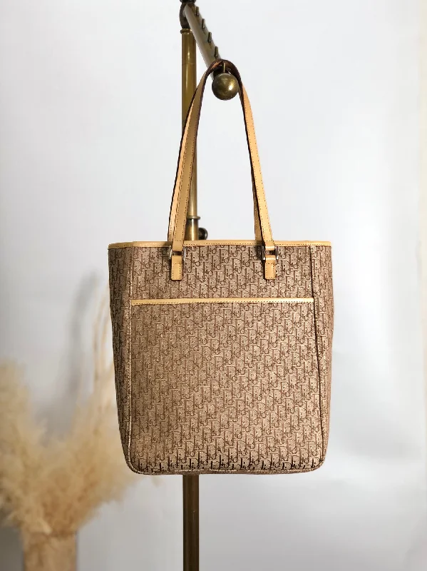 Dior Bags: Crafted for the Modern WomanChristian Dior Trotter Handbag Totebag Beige Vintage tniizt