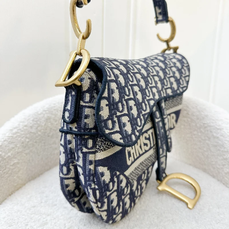 Explore the Essence of Luxury with DiorDior Medium Saddle Bag in Dark Blue Oblique Canvas AGHW