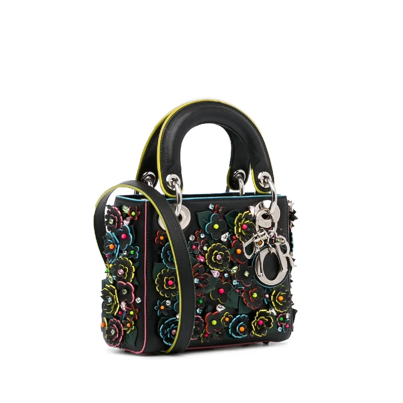 Experience the Art of Dior with Every BagDior Lady Dior Flower Embroidered Bag (CjtZbT)